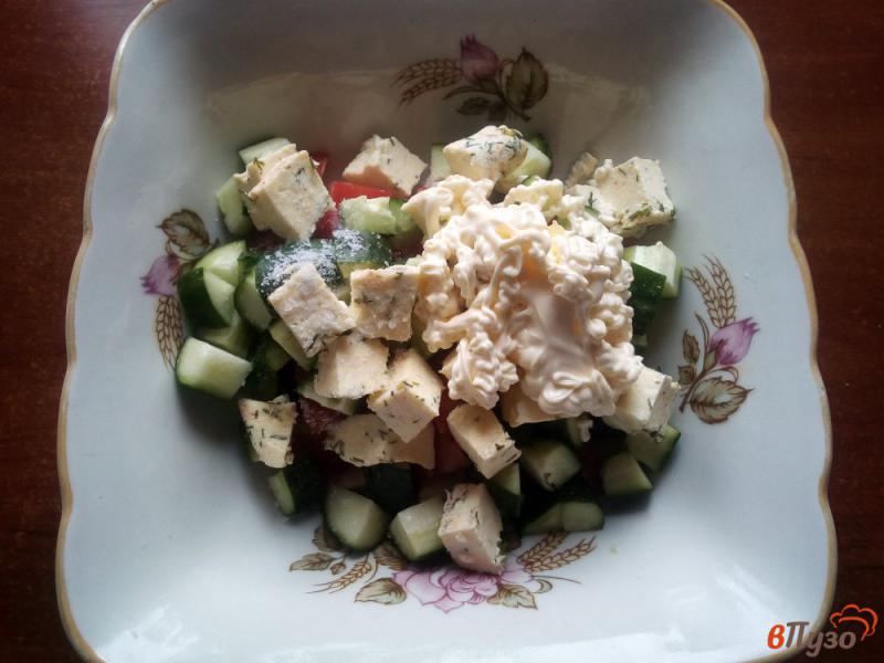 Фото приготовление рецепта: Салат из овощей, курицы и сыра шаг №7