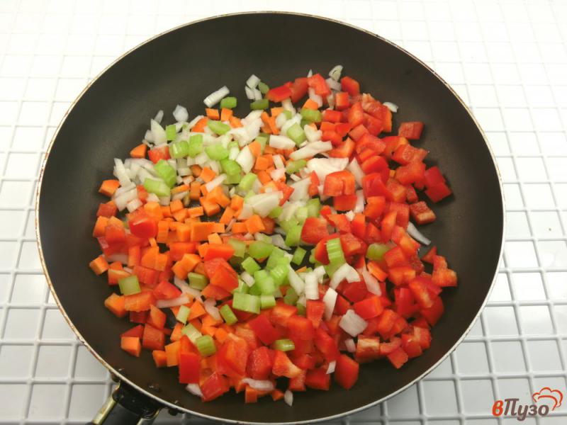 Фото приготовление рецепта: Суп с перловкой и овощами шаг №4