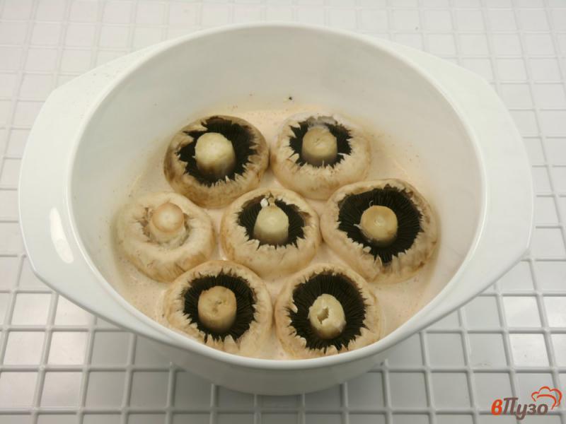 Фото приготовление рецепта: Шашлык из шампиньонов в сливочно-сметанном маринаде шаг №4