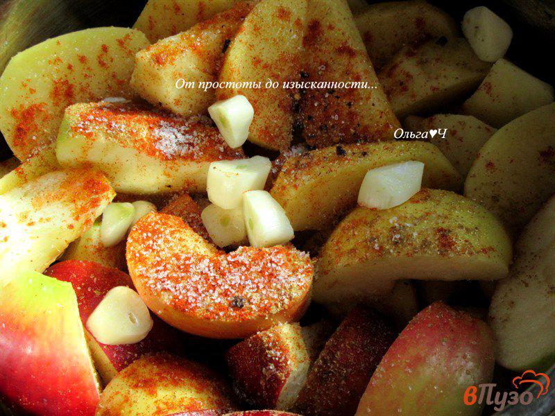 Фото приготовление рецепта: Куриные бедра, запеченные с картофелем и яблоками шаг №2