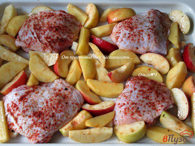 Фото приготовление рецепта: Куриные бедра, запеченные с картофелем и яблоками шаг №3