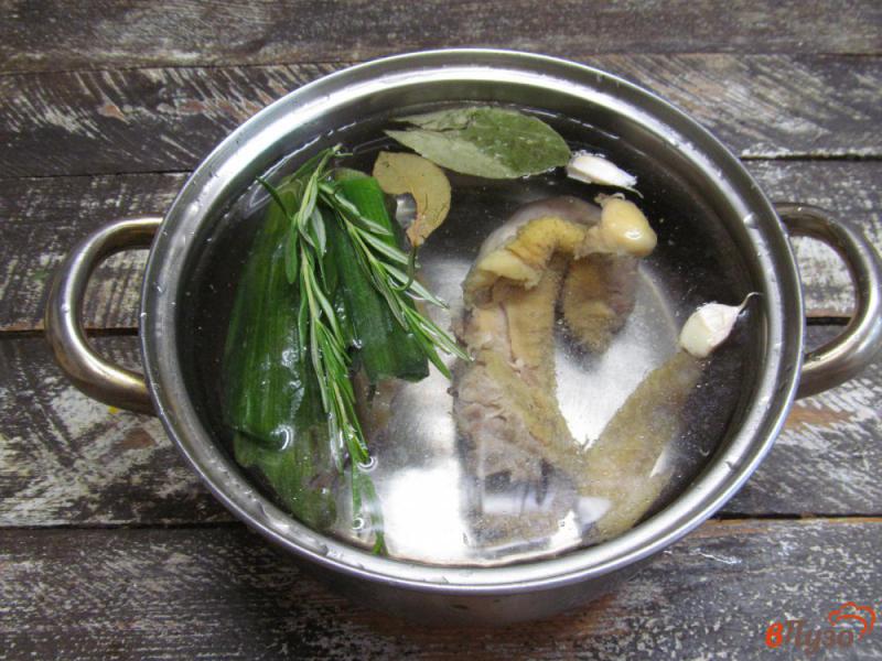 Фото приготовление рецепта: Сливочный суп с фасолью и шпинатом шаг №1