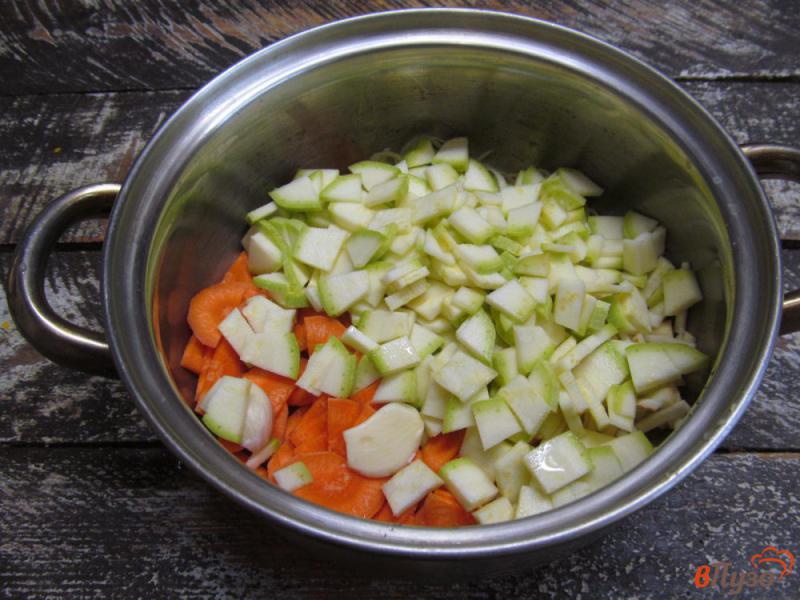 Фото приготовление рецепта: Сливочный суп с фасолью и шпинатом шаг №3