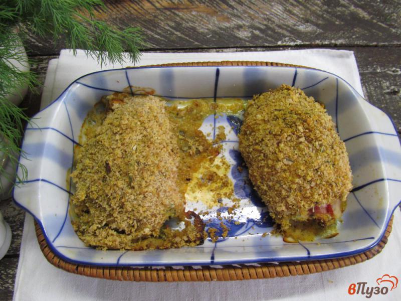 Фото приготовление рецепта: Куриные отбивные фаршированные беконом и помидором шаг №7
