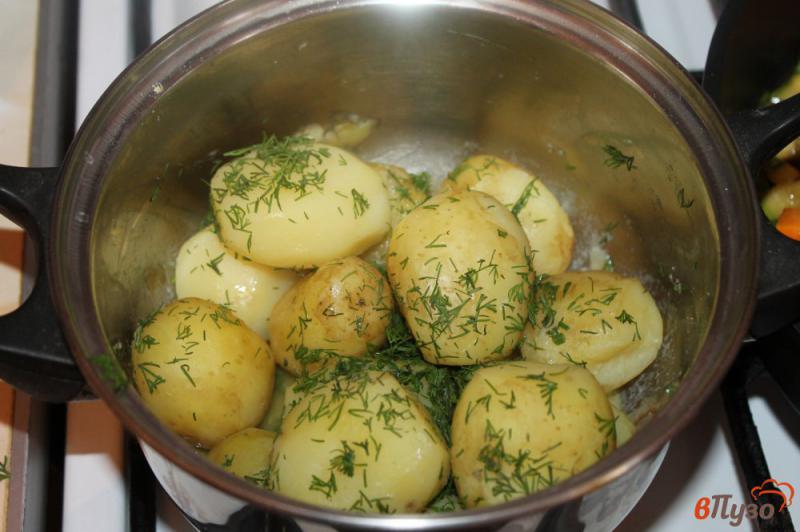 Фото приготовление рецепта: Молодой картофель с кабачковой подливой шаг №5