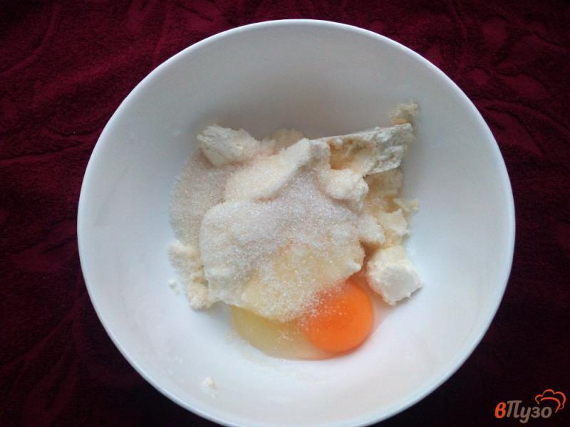 Фото приготовление рецепта: Сырники с творогом ванилином и изюмом шаг №3
