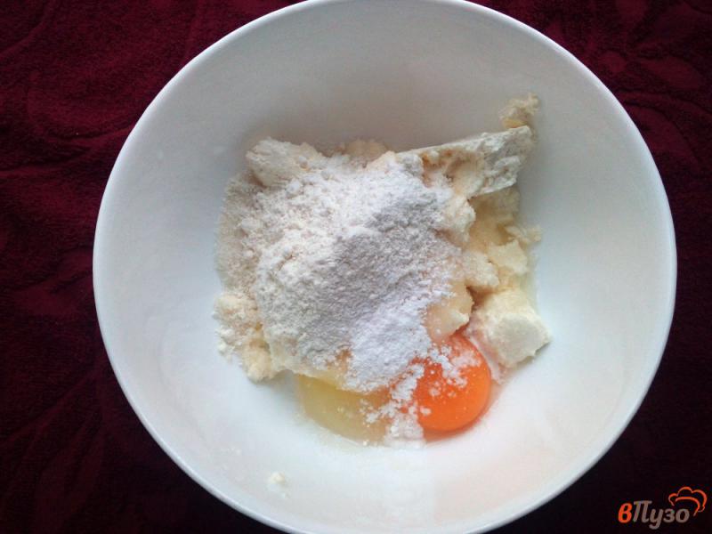Фото приготовление рецепта: Сырники с творогом ванилином и изюмом шаг №4