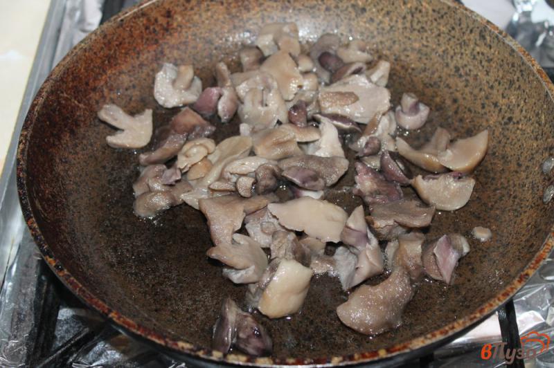 Фото приготовление рецепта: Лесные грибы жареные с луком шаг №2