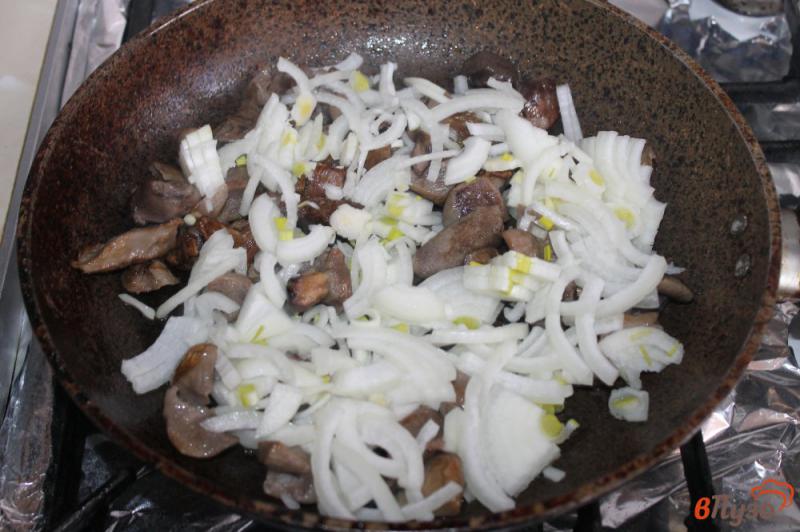Фото приготовление рецепта: Лесные грибы жареные с луком шаг №4