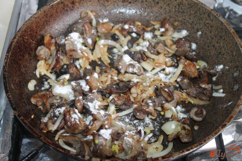 Фото приготовление рецепта: Лесные грибы жареные с луком шаг №5