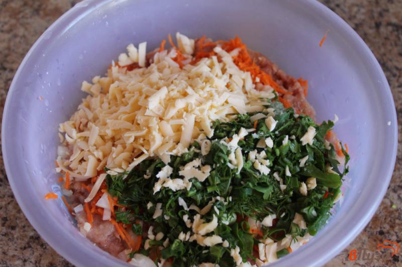 Фото приготовление рецепта: Куриные котлеты с морковью и сыром шаг №4