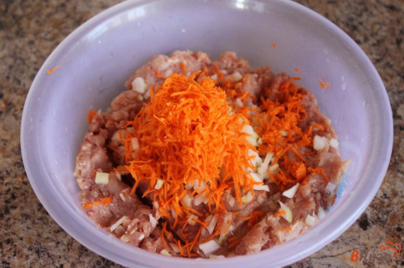Фото приготовление рецепта: Куриные котлеты с морковью и сыром шаг №2