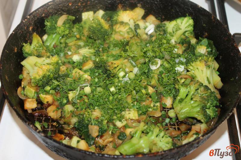 Фото приготовление рецепта: Жареные кабачки с брокколи и шпинатом шаг №4