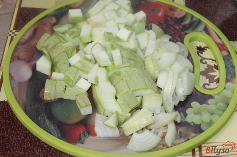 Фото приготовление рецепта: Жареные кабачки с брокколи и шпинатом шаг №1
