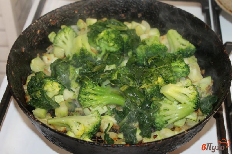 Фото приготовление рецепта: Жареные кабачки с брокколи и шпинатом шаг №3