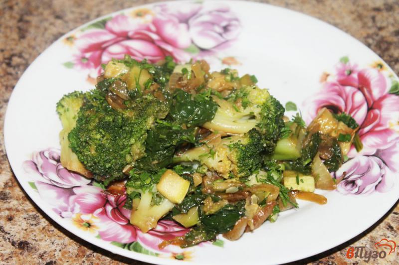 Фото приготовление рецепта: Жареные кабачки с брокколи и шпинатом шаг №5