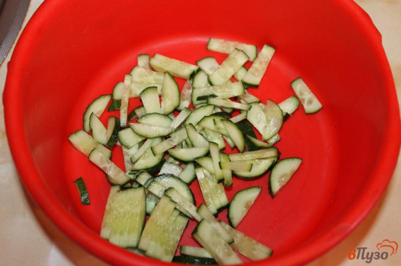 Фото приготовление рецепта: Салат из пекинской капусты с фетой и помидорами шаг №1