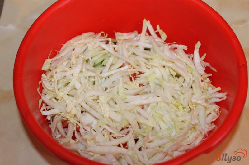 Фото приготовление рецепта: Салат из пекинской капусты с фетой и помидорами шаг №3