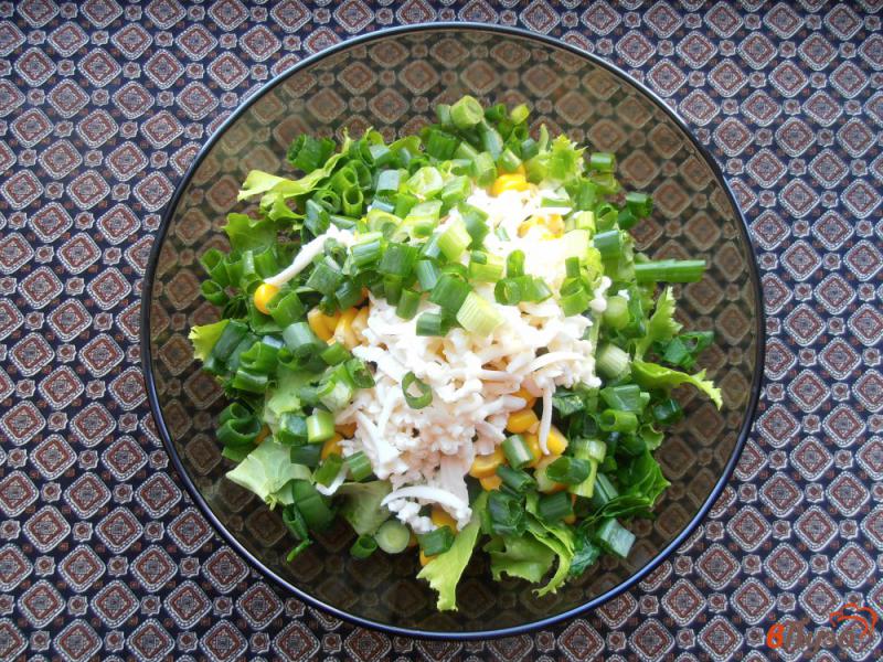 Фото приготовление рецепта: Салат из шпината с кукурузой и сыром шаг №4