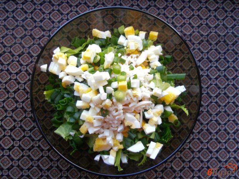 Фото приготовление рецепта: Салат из шпината с кукурузой и сыром шаг №5