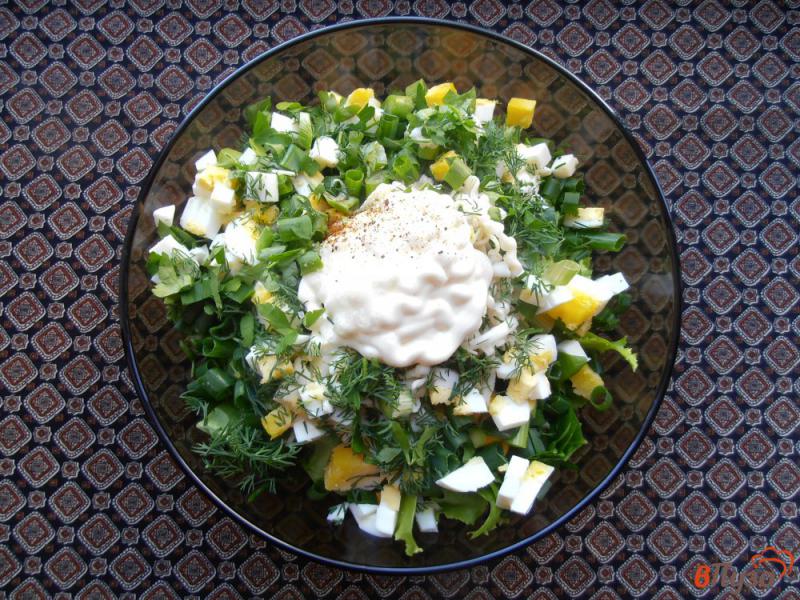 Фото приготовление рецепта: Салат из шпината с кукурузой и сыром шаг №7