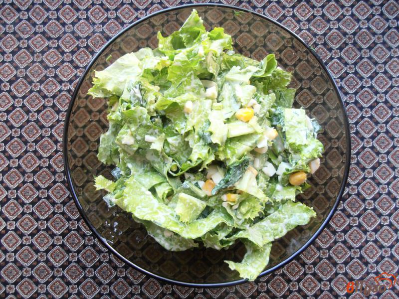 Фото приготовление рецепта: Салат из шпината с кукурузой и сыром шаг №8