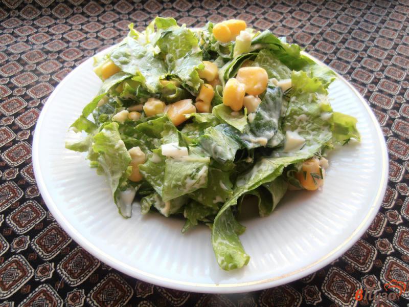 Фото приготовление рецепта: Салат из шпината с кукурузой и сыром шаг №9