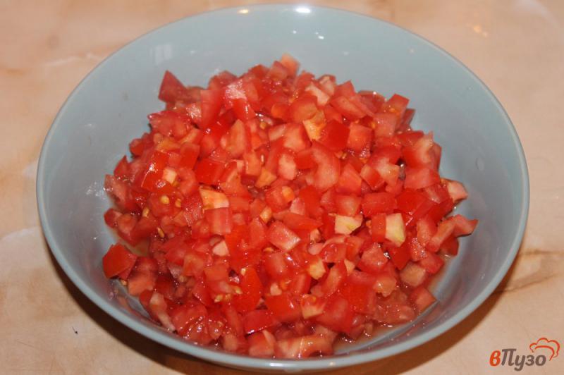 Фото приготовление рецепта: Брускетта с томатами, оливками и зеленым луком шаг №1