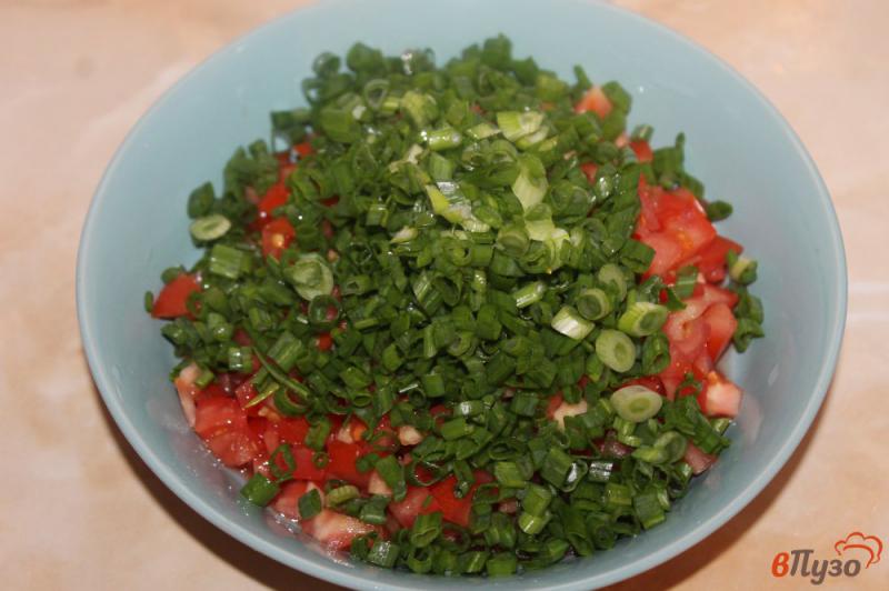 Фото приготовление рецепта: Брускетта с томатами, оливками и зеленым луком шаг №2