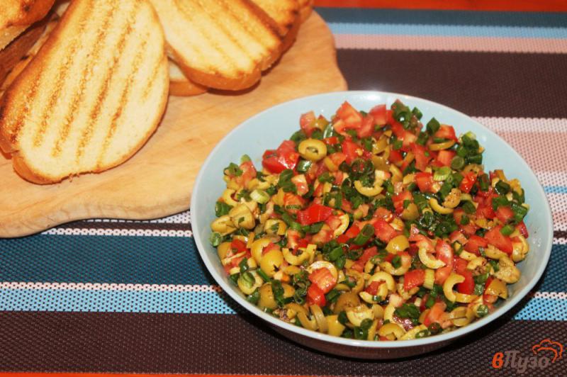 Фото приготовление рецепта: Брускетта с томатами, оливками и зеленым луком шаг №5