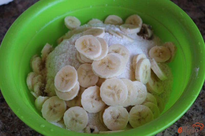 Фото приготовление рецепта: Творожная запеканка с бананом и кокосовой стружкой шаг №3