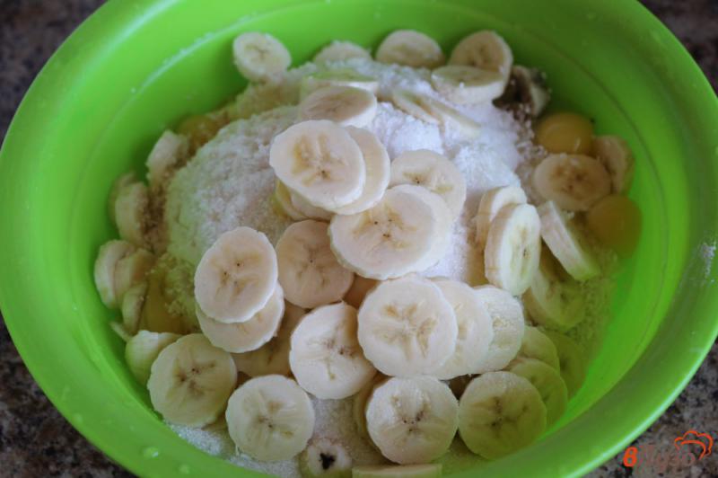 Фото приготовление рецепта: Творожная запеканка с бананом и кокосовой стружкой шаг №4