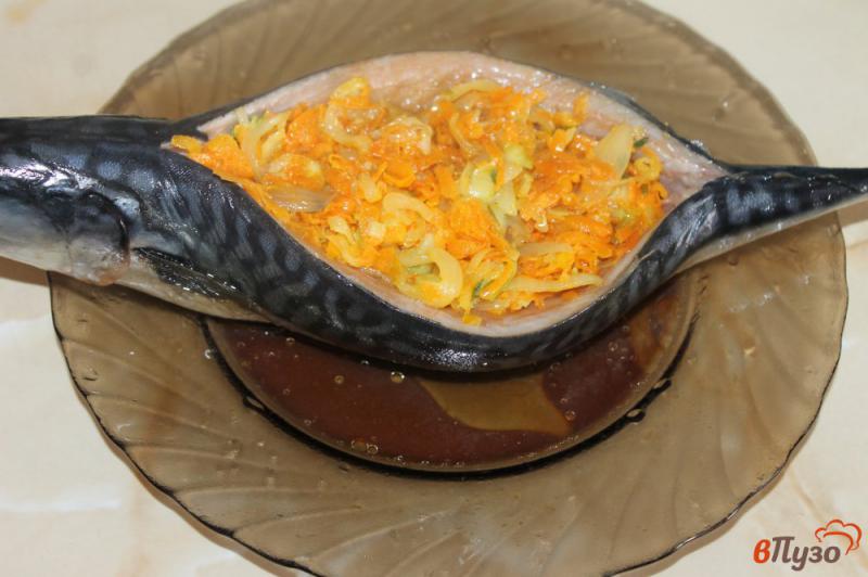Фото приготовление рецепта: Скумбрия фаршированная овощами и сыром шаг №4