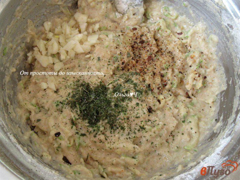 Фото приготовление рецепта: Кабачковые маффины с пармезаном и мятой шаг №3