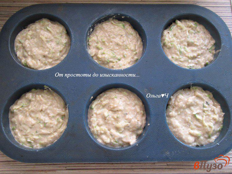 Фото приготовление рецепта: Кабачковые маффины с пармезаном и мятой шаг №4
