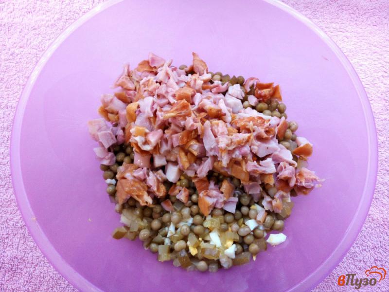 Фото приготовление рецепта: Салат с овощами горошком и копченым окорочком шаг №5