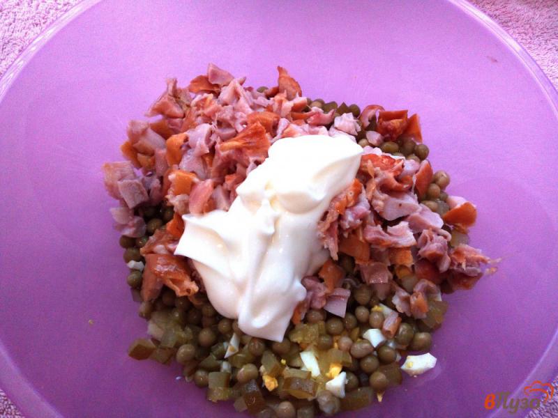 Фото приготовление рецепта: Салат с овощами горошком и копченым окорочком шаг №6