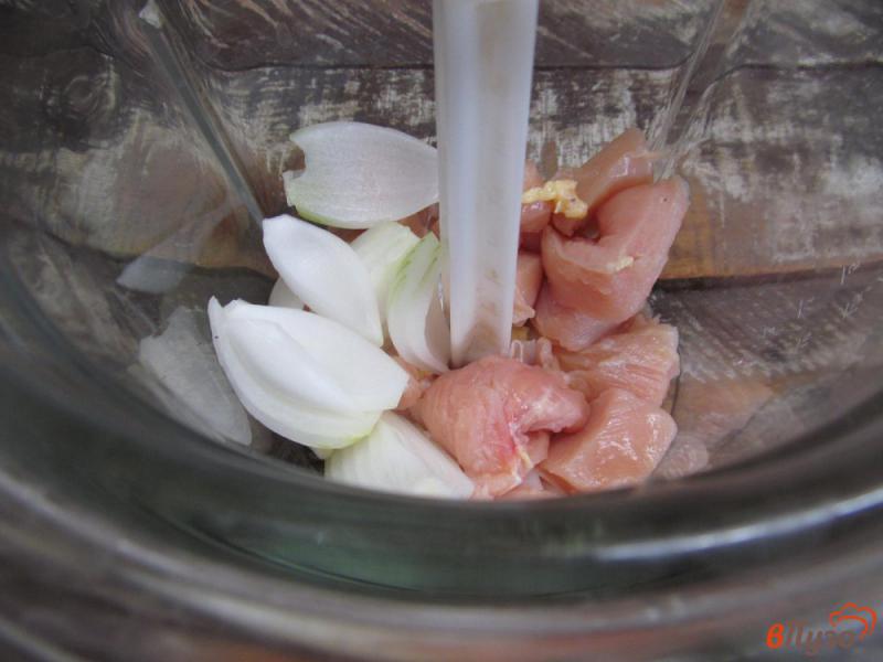 Фото приготовление рецепта: Куриные котлеты с кабачком и оливками шаг №2