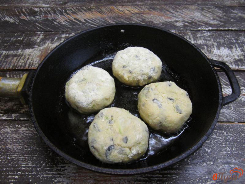 Фото приготовление рецепта: Куриные котлеты с кабачком и оливками шаг №7