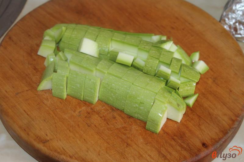 Фото приготовление рецепта: Зеленый салат со шпинатом и кабачком шаг №1