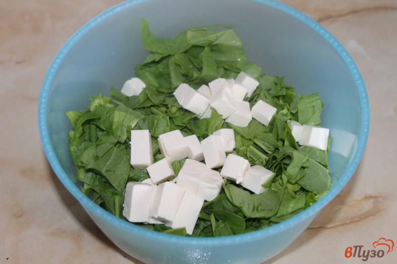 Фото приготовление рецепта: Зеленый салат со шпинатом и кабачком шаг №4