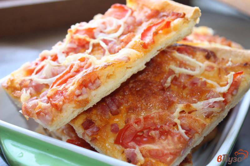 Фото приготовление рецепта: Тонкая пицца с колбасой и маринованным луком шаг №4