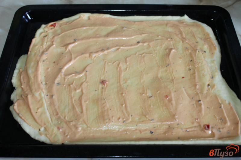 Фото приготовление рецепта: Тонкая пицца с колбасой и маринованным луком шаг №2
