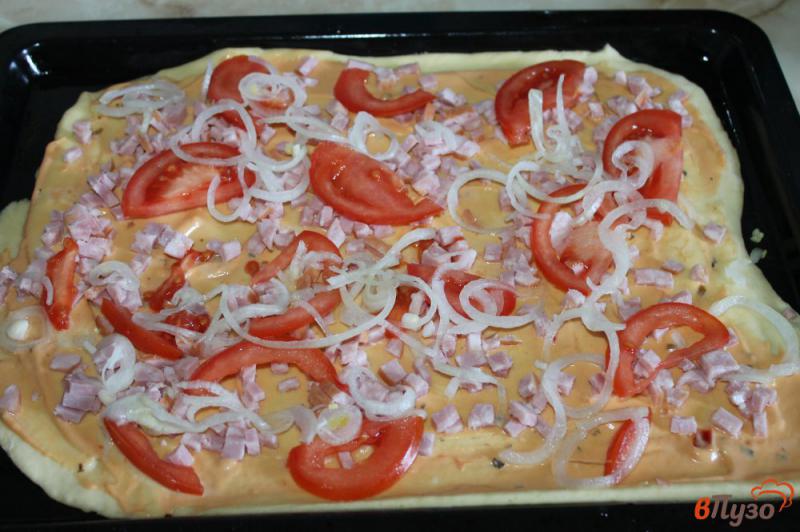 Фото приготовление рецепта: Тонкая пицца с колбасой и маринованным луком шаг №3