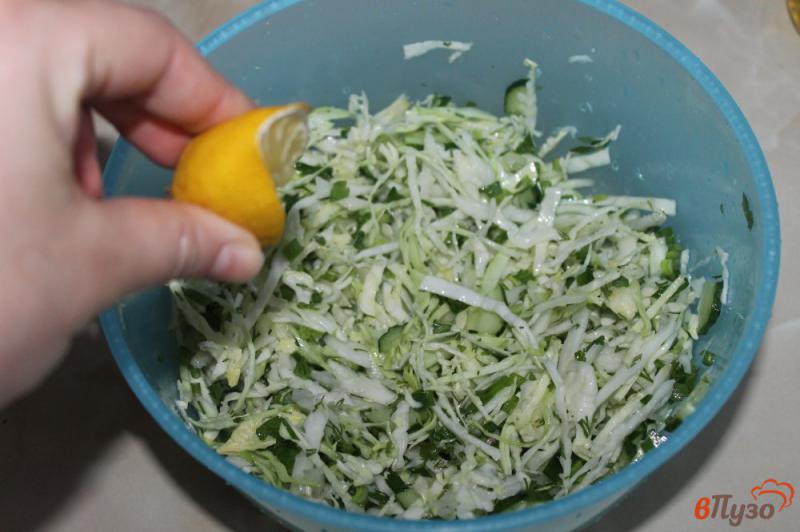 Фото приготовление рецепта: Салат из капусты с зеленью и лимонным соком шаг №4