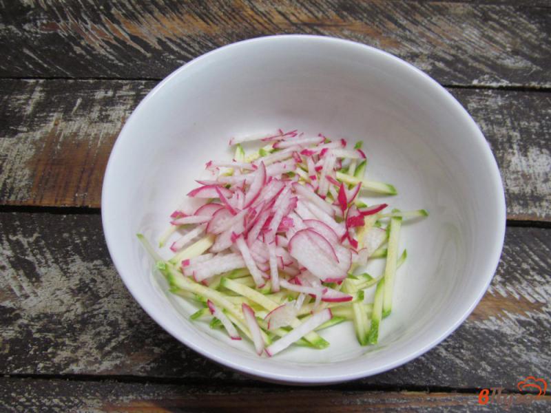 Фото приготовление рецепта: Салат с молодыми кабачками редиской и грейпфрутом шаг №2