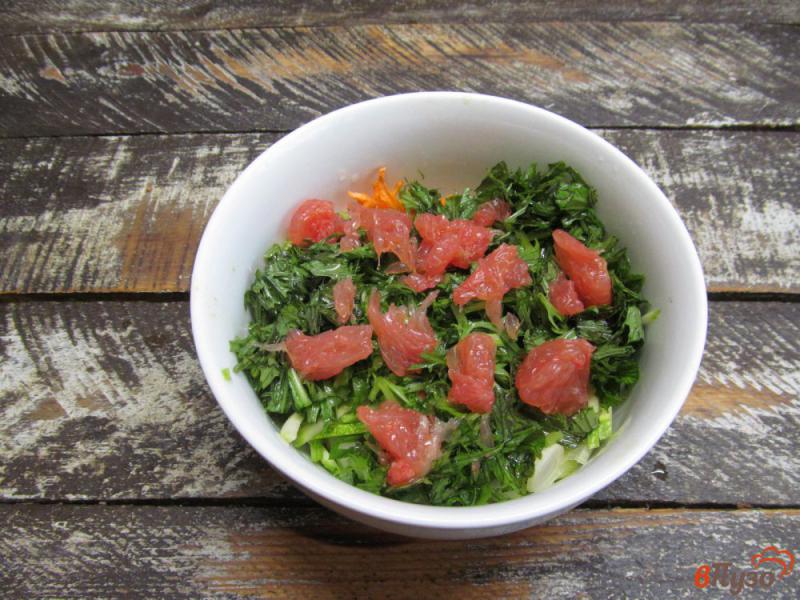 Фото приготовление рецепта: Салат с молодыми кабачками редиской и грейпфрутом шаг №6