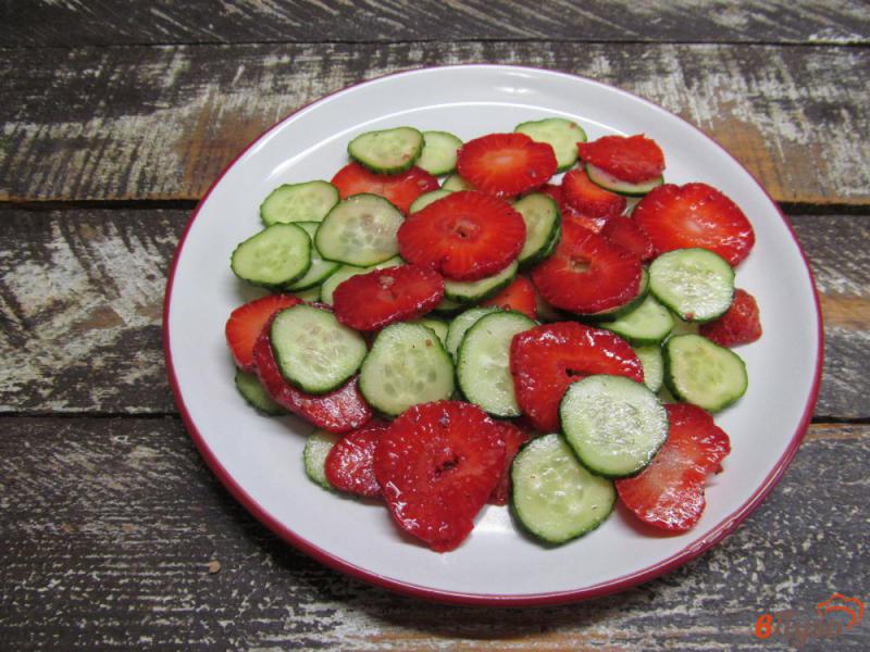 Фото приготовление рецепта: Салат из клубники с огурцом шаг №2