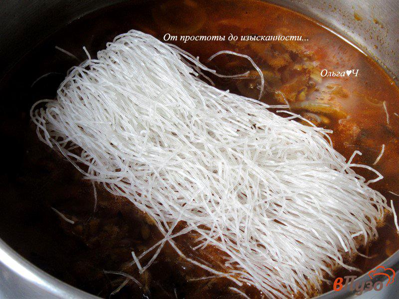 Фото приготовление рецепта: Густой грибной суп с фунчозой шаг №5