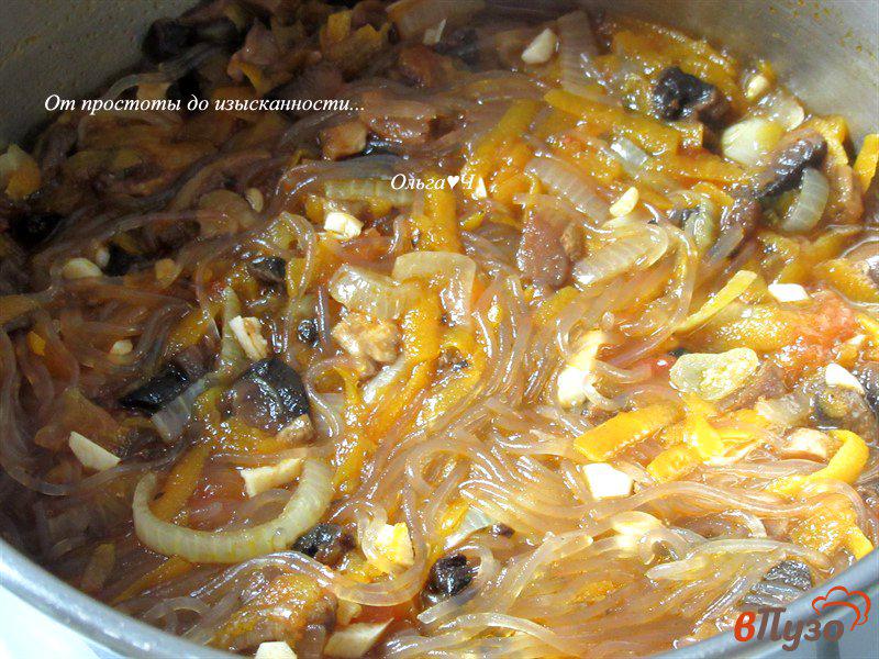 Фото приготовление рецепта: Густой грибной суп с фунчозой шаг №6